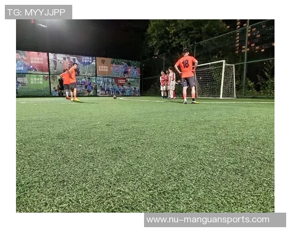 男球星赤身裸踢足球引发热议展现力量与激情碰撞魅力